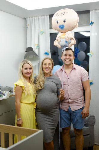 Kobieta w ciąży wraz z swoja rodziną podczas przyjęcia.