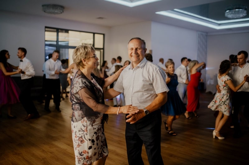 Kobieta podrzucająca swoje szcześliwe dziecko.