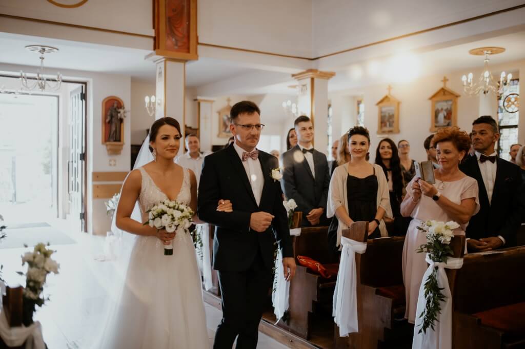 Kobieta podrzucająca swoje szcześliwe dziecko.