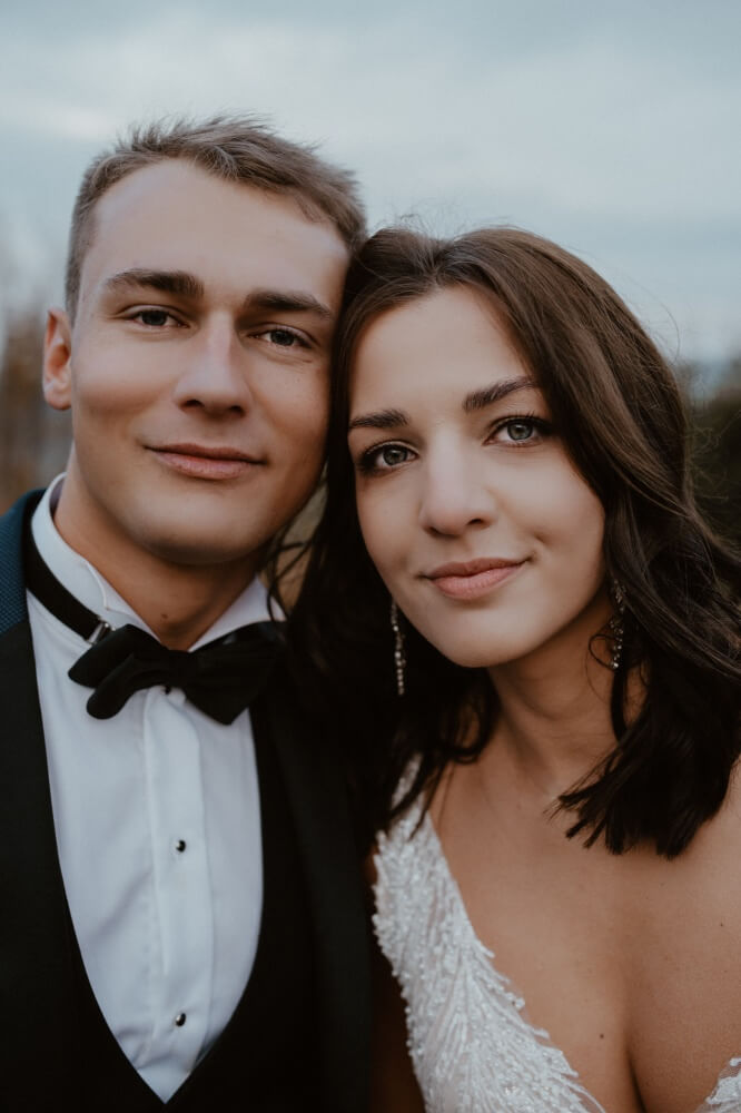 Noworodek leżacy na lóżku, wraz swoimi rodzicami.