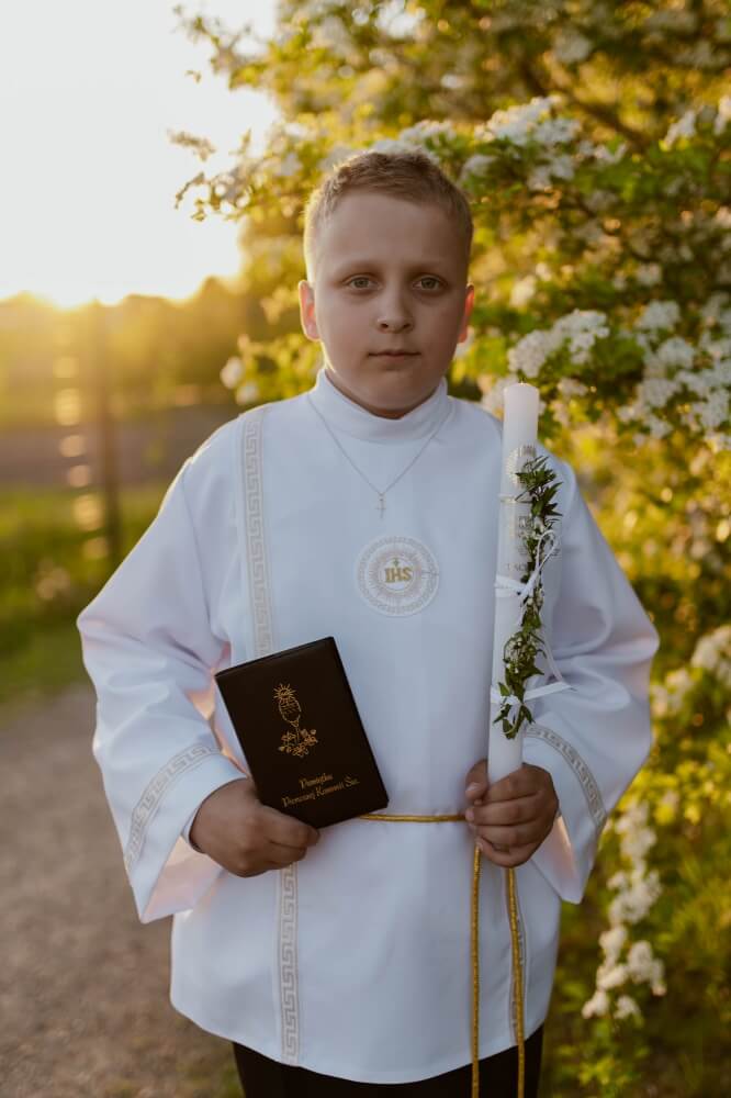 Noworodek leżacy na lóżku, wraz swoimi rodzicami.