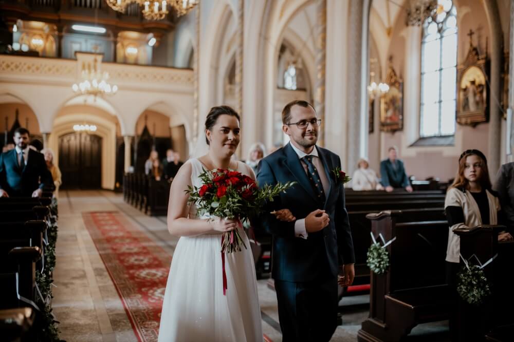 Kobieta podrzucająca swoje szcześliwe dziecko.