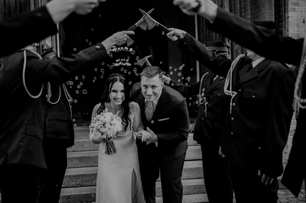 Kobieta podrzucająca swoje szcześliwe dziecko.