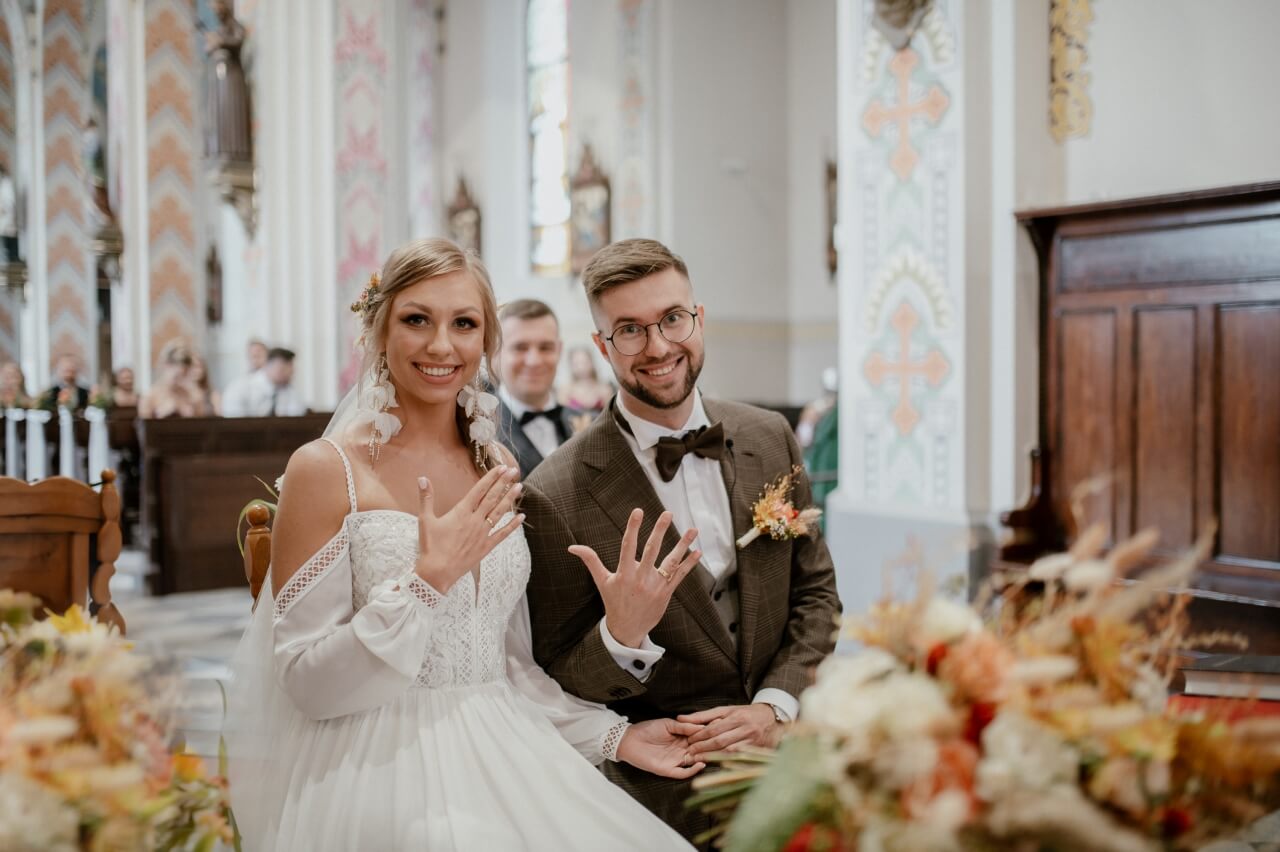 Zdjecie przedstawiające radosną chwile rodzica spędzone z dzieckiem.