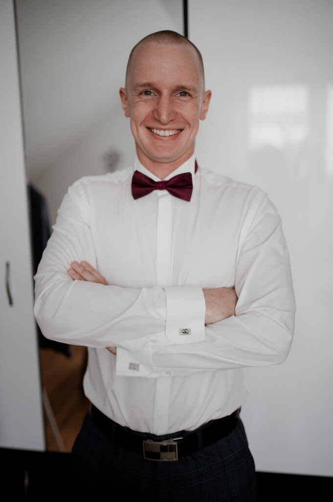 Kobieta podrzucająca swoje szcześliwe dziecko.