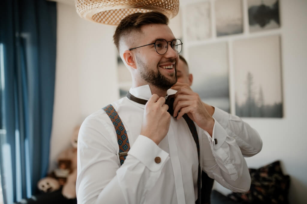 Kobieta podrzucająca swoje szcześliwe dziecko.