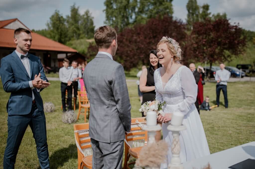 Kobieta podrzucająca swoje szcześliwe dziecko.