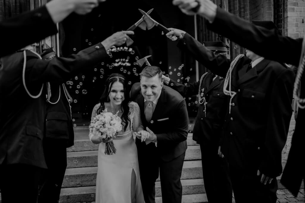Kobieta podrzucająca swoje szcześliwe dziecko.