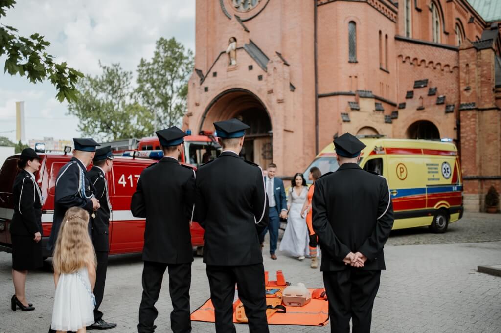 Kobieta podrzucająca swoje szcześliwe dziecko.