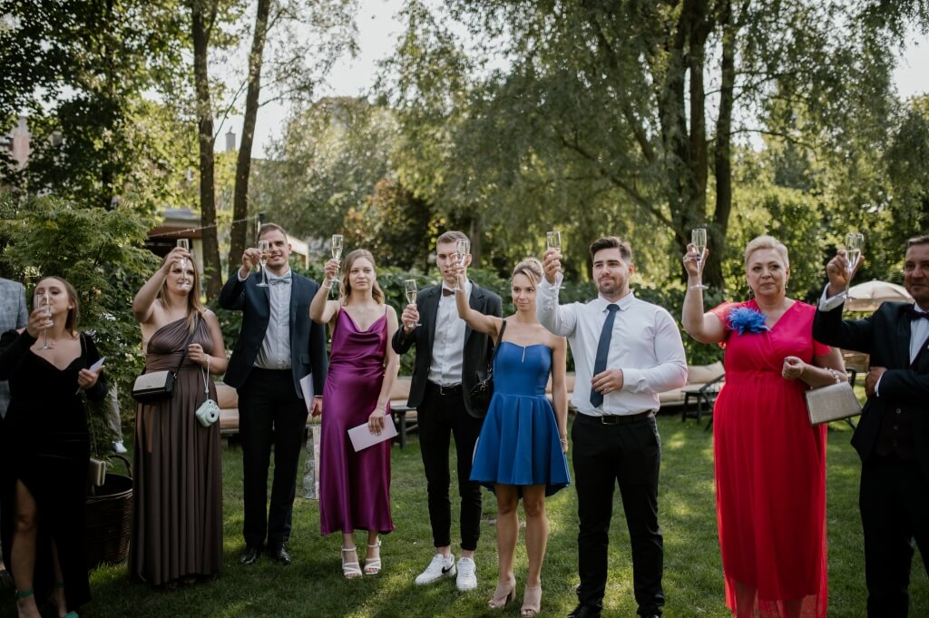 Kobieta podrzucająca swoje szcześliwe dziecko.