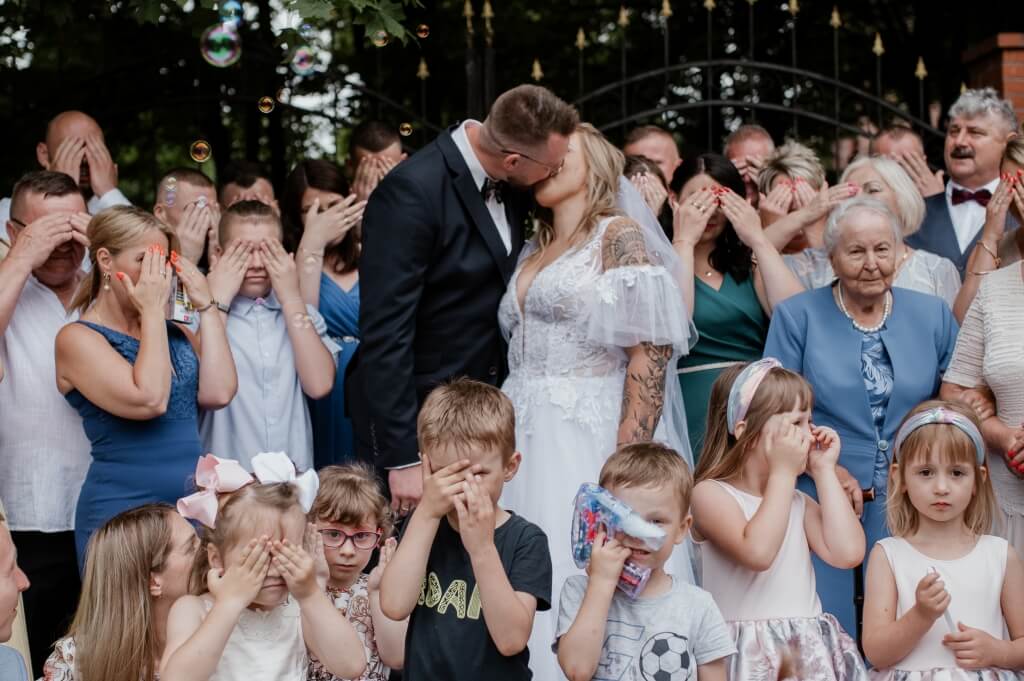 Kobieta podrzucająca swoje szcześliwe dziecko.