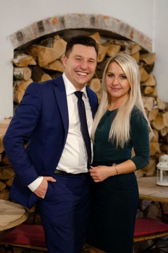 Kobieta i Meżczyzna w objeciu z uśmiechem na twarzy.